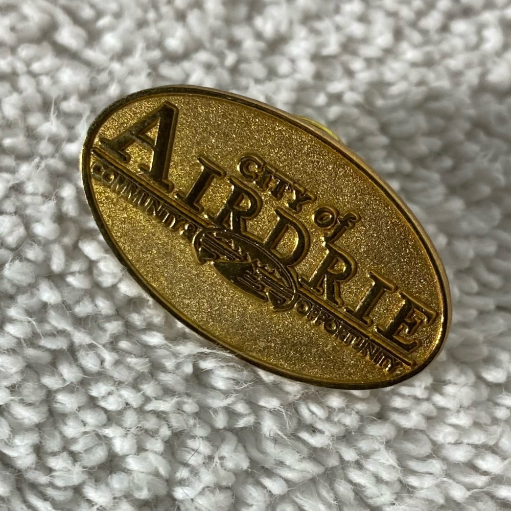 5/$35 Vintage City Of Airdrie Community Opportunities Gold Tone Souvenir Pin